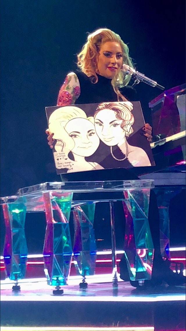 GagaLoverNE's tweet photo. Lady Gaga with a painting of her and Sonja by @bunnysugars 
#JoanneWorldTourAustin #JoanneWorldTour https://t.co/7ZTcwOluXn