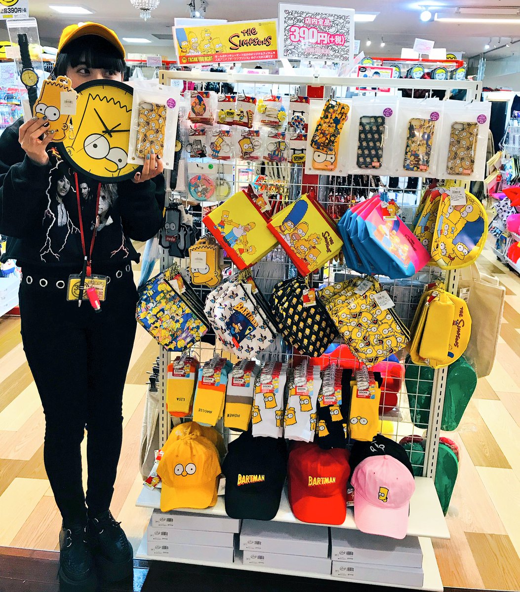 サンキューマートセントシティ北九州店 シンプソンズ サンキューマートコラボ商品 新たにキーホルダー ポーチが加わりました レザー調で様々なデザインが可愛い その他にもシンプソンズコラボ商品多数ございます もちろん全品