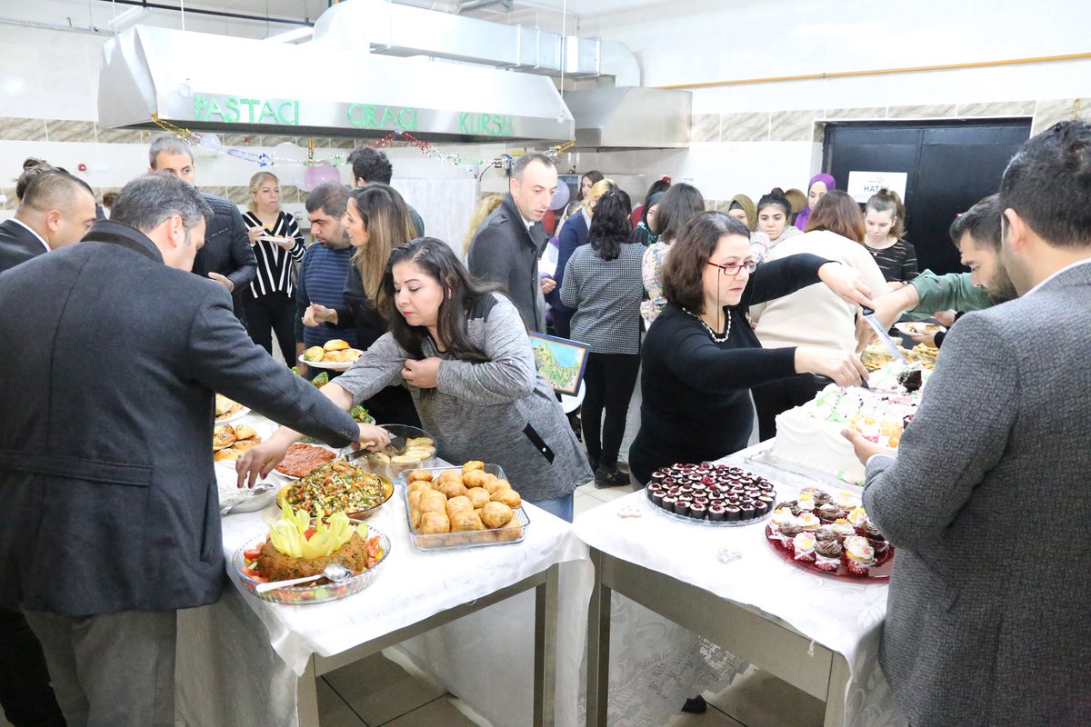 hasankemal0707's tweet image. Hatay Büyükşehir Belediyesi (HBB) Kültür ve Sosyal İşler Dairesi Başkanlığı tarafından HATMEK’te ücretsiz meslek ve hobi olarak verilen Pastacılık Çırağı Kursu’na gelen kursiyerler kurs sonu etkinliği gerçekleştirdi.
@DocDrLutfuSavas @HatayBSB #HATMEK
bit.ly/2iYQAbv