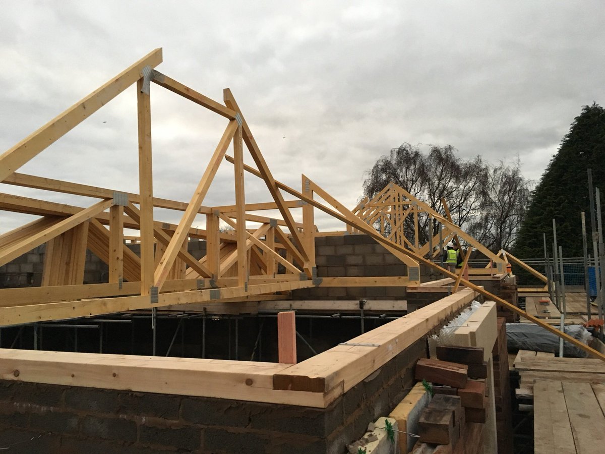 Artezgroup's tweet photo. Our roof is going on @Eventusgroup ‘s https://t.co/5aTOl1RmLn #wilmslow with @spectrum_tf https://t.co/qTxGsR7ooj