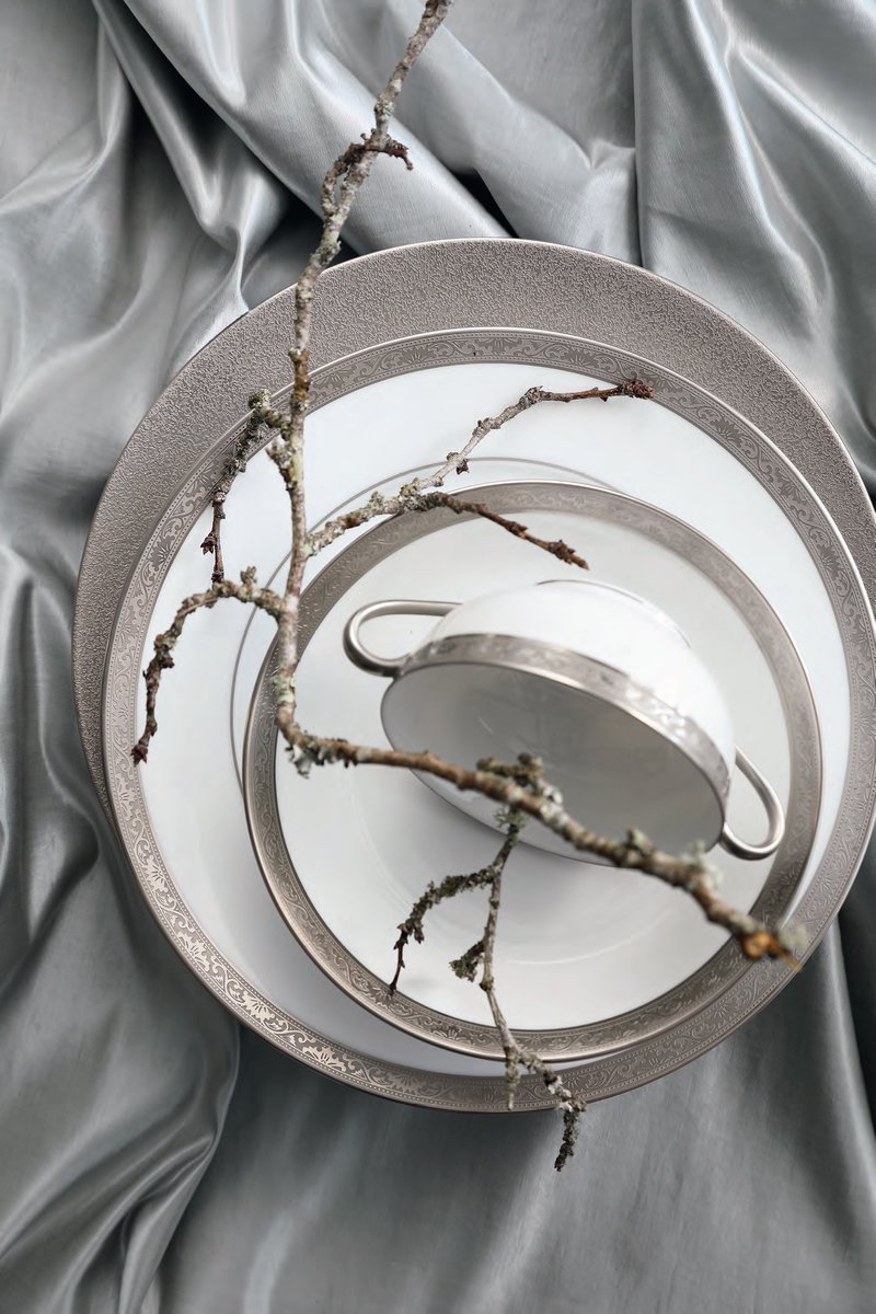 We offer a large selection of platinum tableware to browse in our Chelsea showroom: ow.ly/ao4g30gCujT