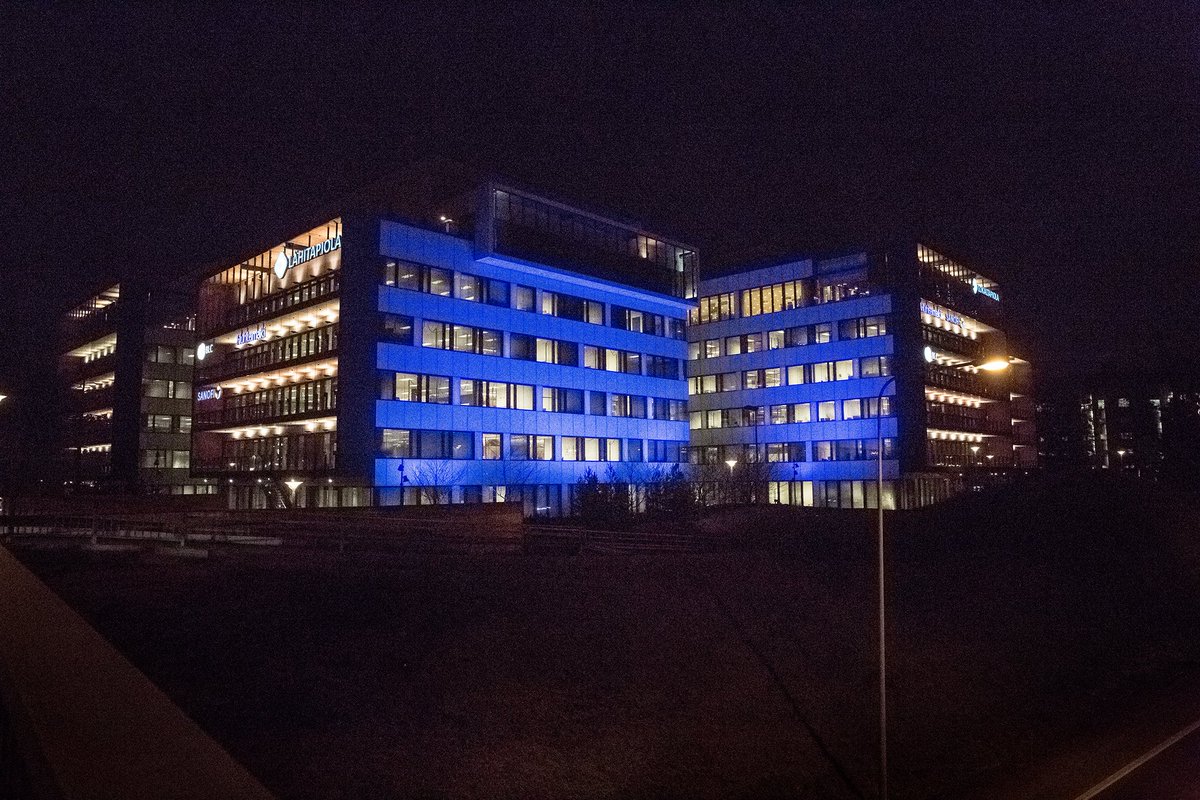 Hyvää itsenäisyyspäivää kaikille! Kunnioitamme Suomen itsenäisyyttä valaisemalla Länsiväylän puolen Espoon kampuksesta. Valot syttyivät jo tiistaina ja paloivat koko yön. Ne sytytetään jälleen uudelleen hämärän tultua. #LähiTapiola #Suomi100 #itsenäisyyspäivä