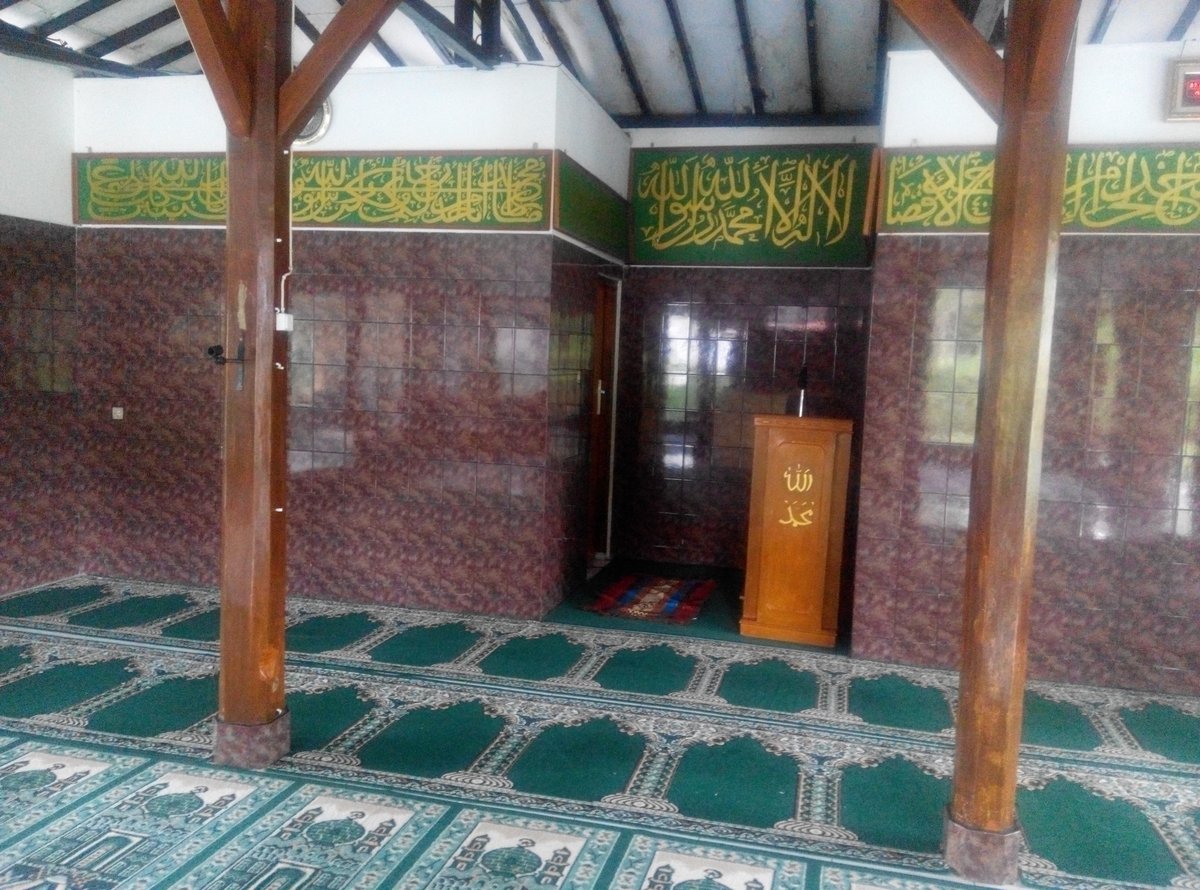 rasjawa's tweet photo. Suka sedih kalo liat ada mesjid yang kosong melompong begini kalo pas waktunya sholat wajib. Padahal padat perumahan di sekitarnya. Yang sholat  berjamaah  cuma muadzin &amp; imamnya, berdua...  😥😥 https://t.co/h9XzkYd5NO