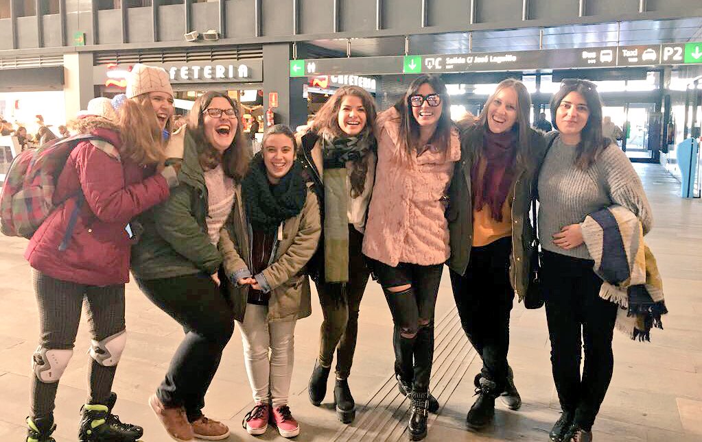 MercheOficial's tweet photo. Con mis #Merchitas en #Sevilla que nos vamos para casa!! Que tengáis un buen puente!! ❤️❤️❤️#DiadelaConstitucion  #DeOtraManera https://t.co/TYT8HwqIqt
