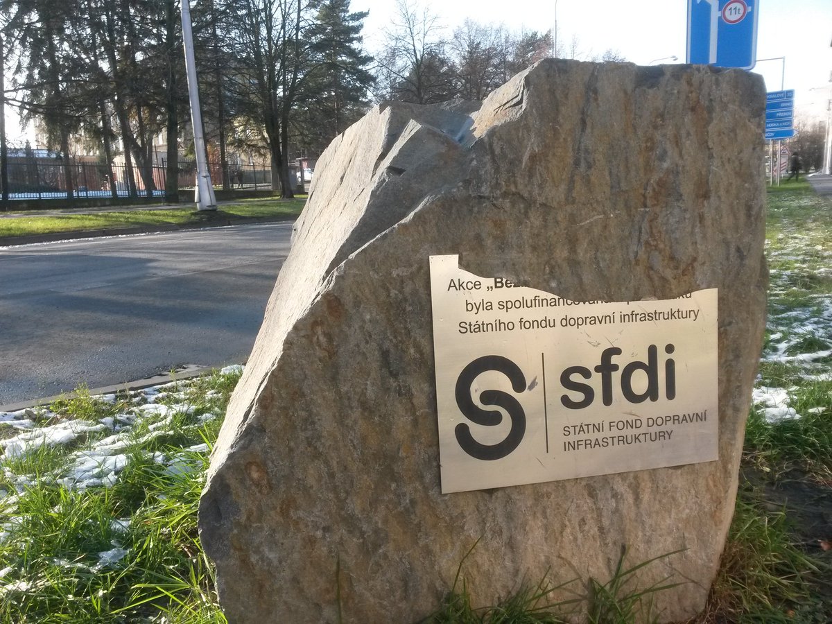 mppetr's tweet photo. Doufám, že nám aspoň ta silnice vydrží trochu déle, než deska na jejím základním kameni. https://t.co/CfiLCv3ewX