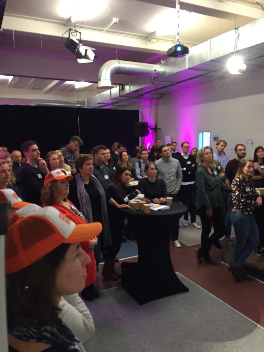 Iedereen vol aandacht en energie om ideeen te bedenken om de positie van jongeren bij gemeenten te verbeteren #321Co