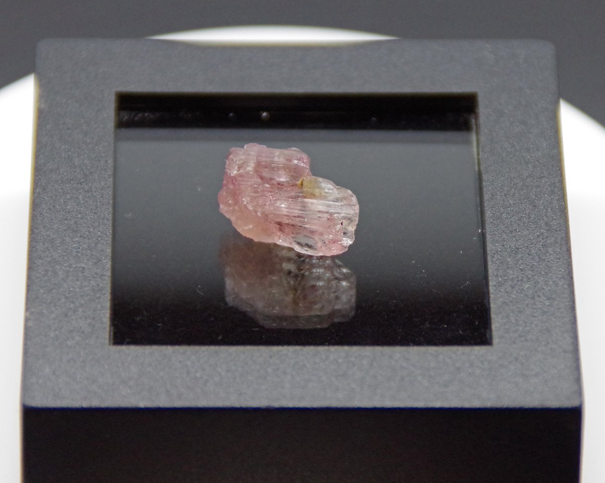 とびら 今回の池袋ショーで最も高い買い物となったポードレッタイトです 現地で小さい標本でもカラット10ｋ円を超え 現地の有力者とのコネが無いと入手は難しいとされています 日本ではそれほど知名度はありませんが 海外では人気のある鉱物です