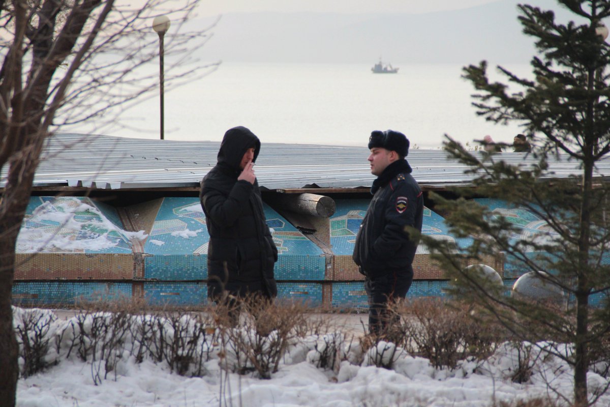 dvchell's tweet image. Стоят мент и эшник.
Эшник курит. 
В общественном месте.
А закон нарушают всё равно волонтёры Навального.
А потом тебе говорят про "теорию малых дел"
@navalny @olsnov @v_milov