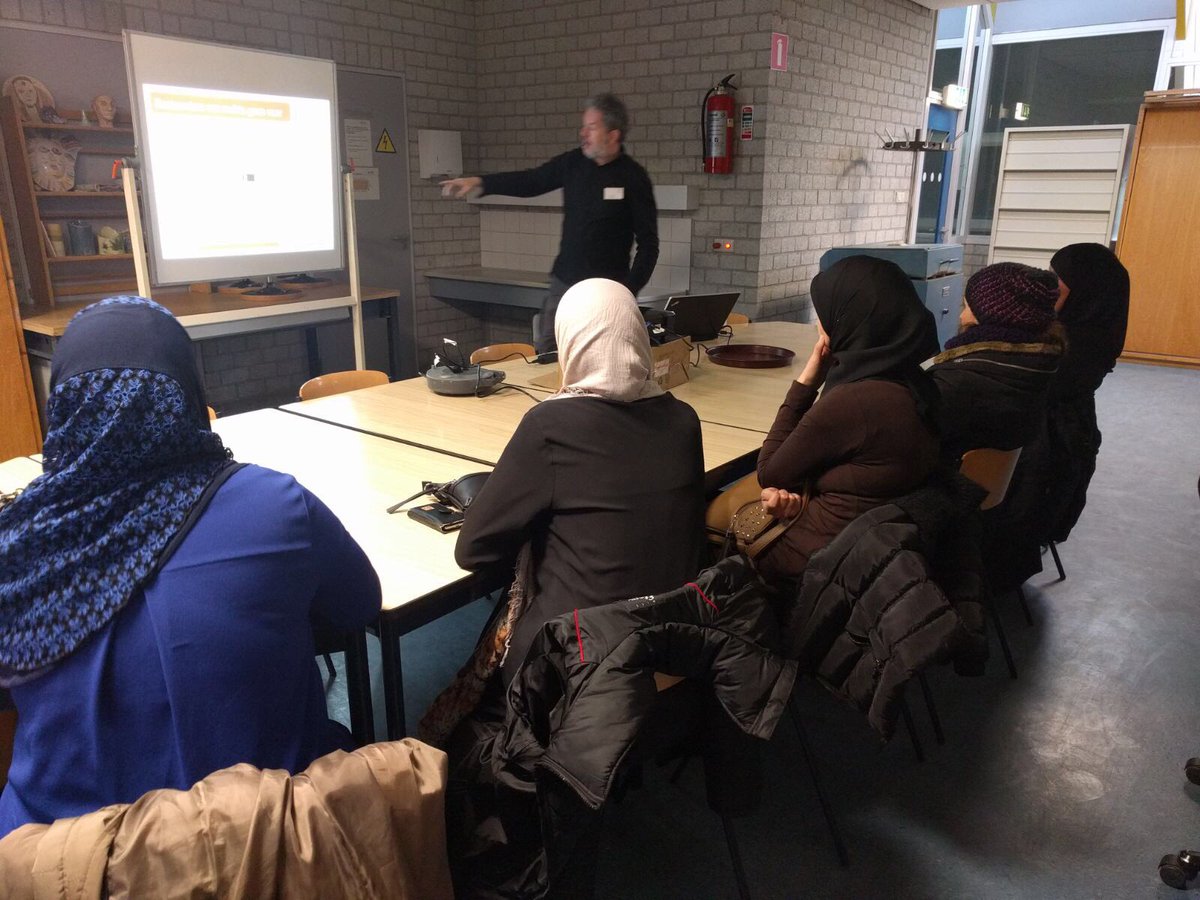 In buurtcentrum De Uithoek staat theorie op het programma. Ook heel belangrijk bij het leren fietsen!@Mekaar_Utrecht <a href="/DeFietsmeesters/">De Fietsmeesters</a> <a href="/LMeijns/">Liesbeth Meijns</a>