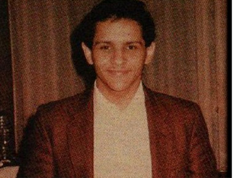 benoithamon's tweet photo. C'était un 6 décembre. En 1986. En marge des manifestations contre les lois Devaquet et la sélection à l'université, Malik Oussekine était frappé à mort rue Monsieur Le Prince par deux policiers du peloton des voltigeurs motoportés. Il avait 22 ans. Une pensée à sa mémoire. https://t.co/AtE8OxufpD