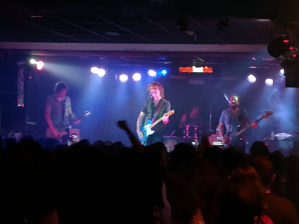 Mucha energía, buena música, muy buen directo, y cierto "toque" de clase... pero sobre todo 100% "Rock 'n Roll attitude" Conciertazo el de @loszigarros anoche en la sala @garajebeat 🤘🎸🔥