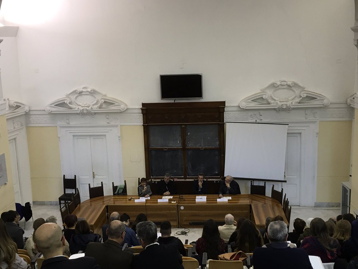 UninaIT's tweet photo. "Essere forestiero: tra #diritto di #cittadinanza e dovere civico di #ospitalità" #dialoghi con la #città #FedericoII https://t.co/tPvjyfRrXZ