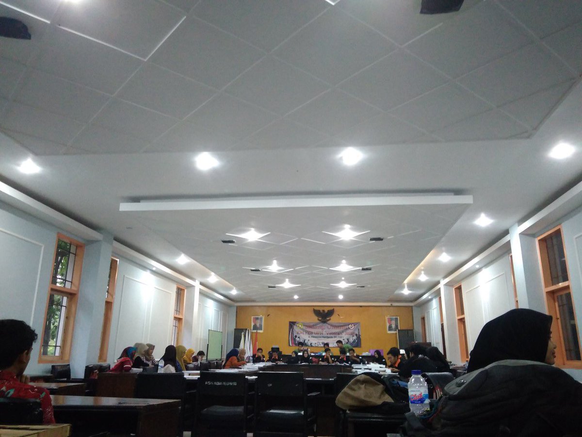 [LIVE REPORT] Sedang berlangsung sidang LPJ Kepengurusan HMAK UPN "Veteran" Jawa Timur periode 2016/2017 di ruang Aboesono FEB 1 #KabinetTelolet #HMAKSolid