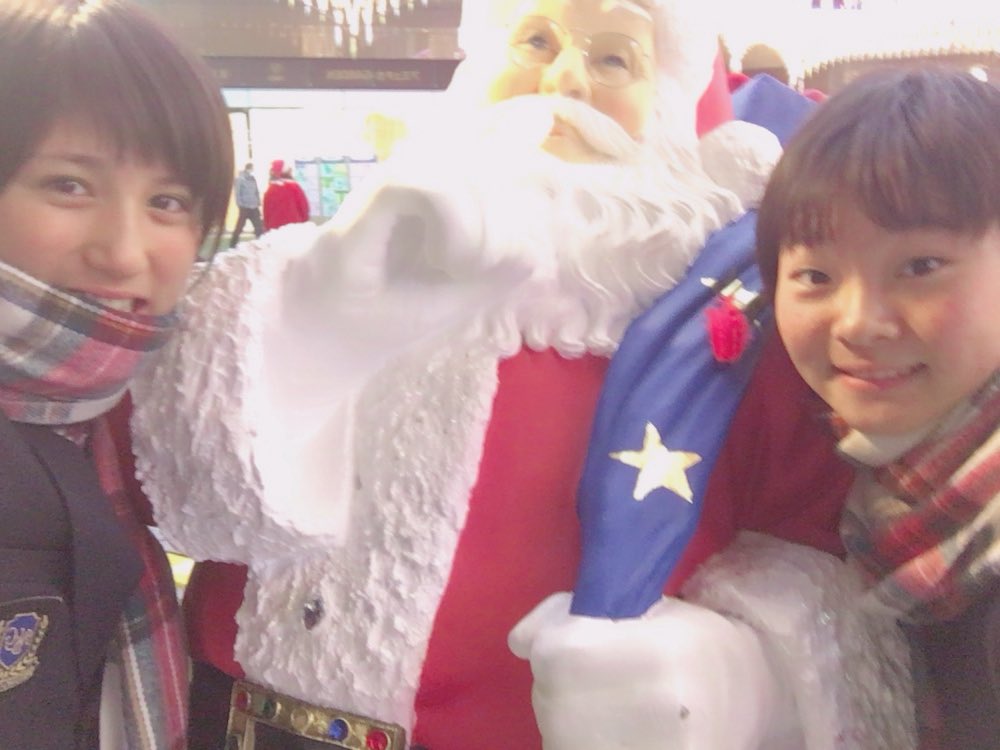 yoshiyamadayo's tweet photo. アミュのサンタと自撮りした🤶🤳 https://t.co/RaJt1VABP7