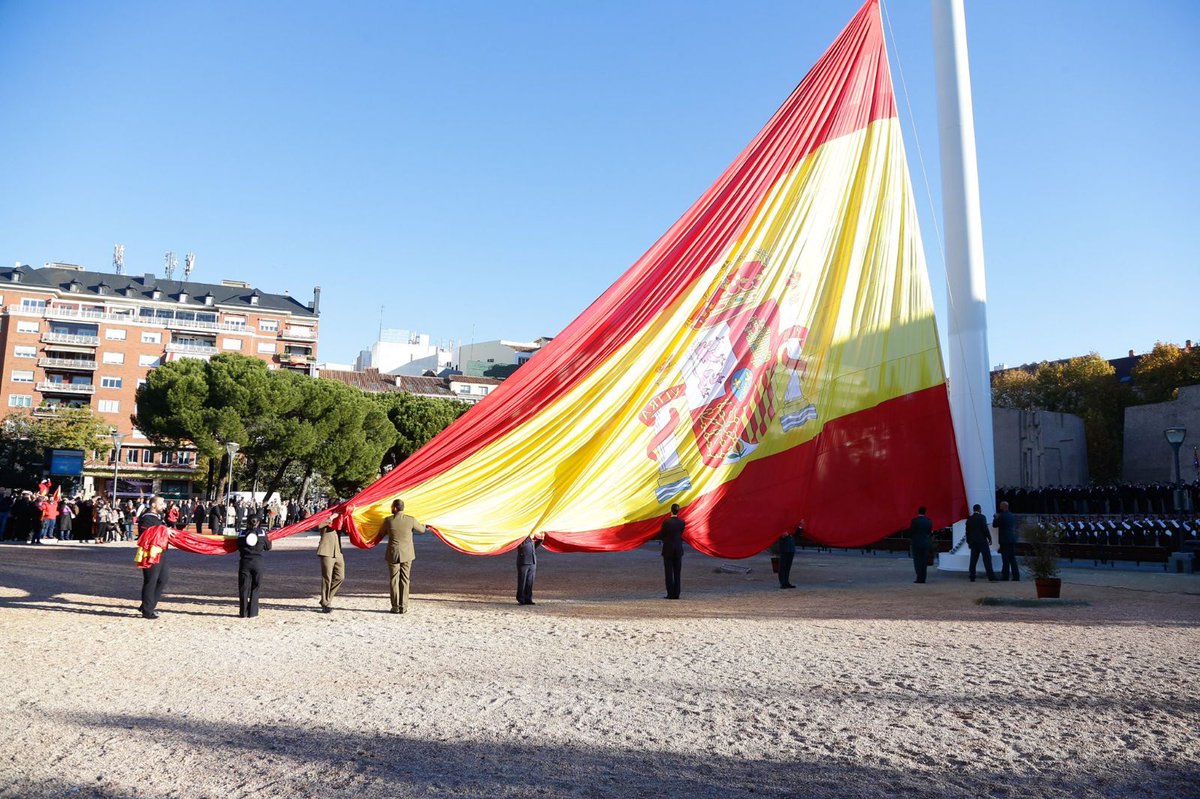 Ya está izada la bandera de todos los españoles en este #DíaDeLaConstitución. ¡Feliz día!