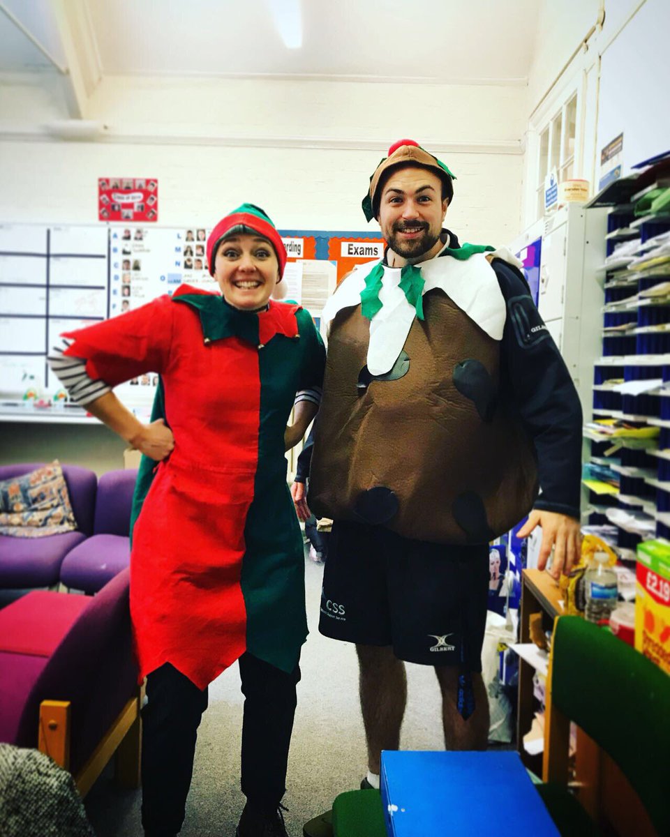 css_essexPE's tweet photo. 🎄Mr Evans and Miss Viney getting into the Christmas spirit!! #ChristmasIsComing 🎄 https://t.co/STJYFDFVqt