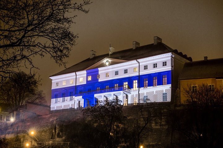 EstonianWorld's tweet photo. Happy #Independence Day, #Finland! (Stenbock House, the seat of Estonian government, decorated in #Finnish flag colours/Aron Urb). https://t.co/sPbOUDROWL