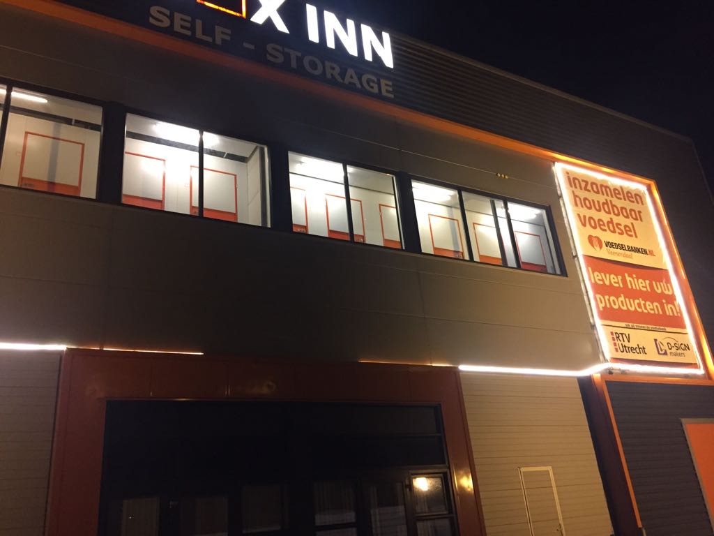 Bedankt <a href="/HHardemanBV/">Hardeman Veenendaal</a> voor het ophangen van de actiedoeken om onze voedselinzameling <a href="/Boxinnstorage/">Box inn self-storage</a> aan te moedigen. We hopen op veel voedseldonaties beste Veenendalers! Veenendaal SAMEN voor de Voedselbank. Meer info bit.ly/2jlj1h3