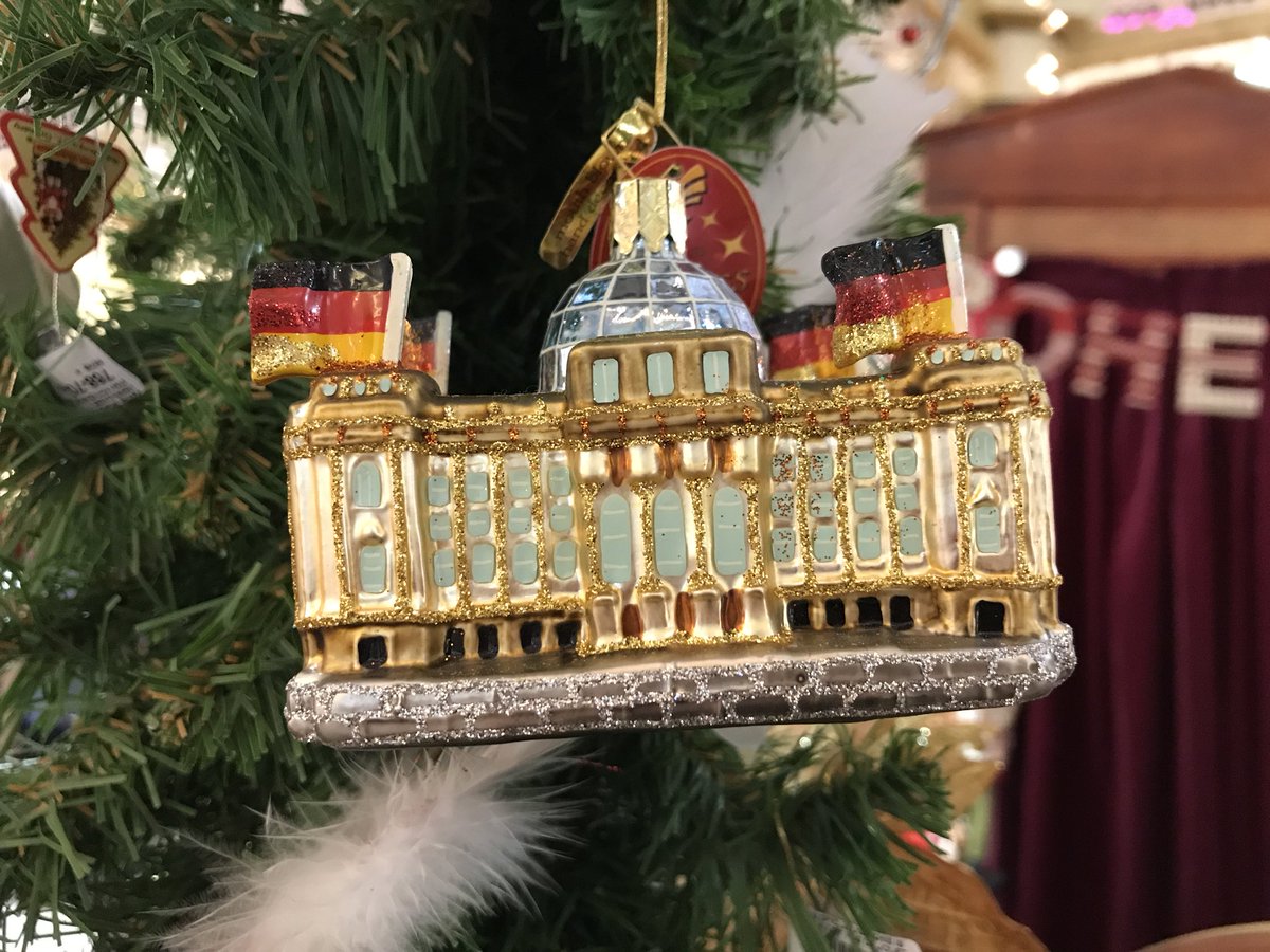 Ich habe einen Koffer in #Berlin😊
#Weihnachten-Vorfreude 💫
#Tannenbaumschmuck von #KätheWohlfahrt im <a href="/schlosssteglitz/">das Schloss</a> #ёлочныеигрушки🎄😍