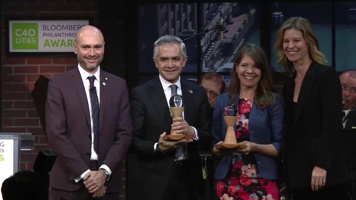 MetropolisCDMX's tweet photo. En el marco de la Cumbre Climática de Alcaldes, la #CDMX recibió un reconocimiento de @c40cities por el Programa de Acción Climática 2014-2020; en la categoría #Cities4Action. Encuentra más información sobre los #C40Awards en: https://t.co/gQrLQ1gHcA https://t.co/PYoeUp8Axj