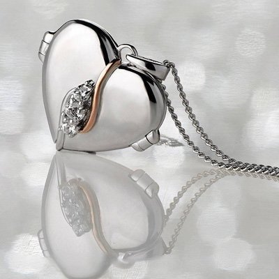 Discover the Spirit of Christmas collection from Clogau at JRC Jewellery in Cowbridge. In the meantime, take a closer look at this Swarovski Topaz Locket
cowbridgestyle.co.uk/jewellery/
<a href="/jrc_jewellery/">JRC</a>