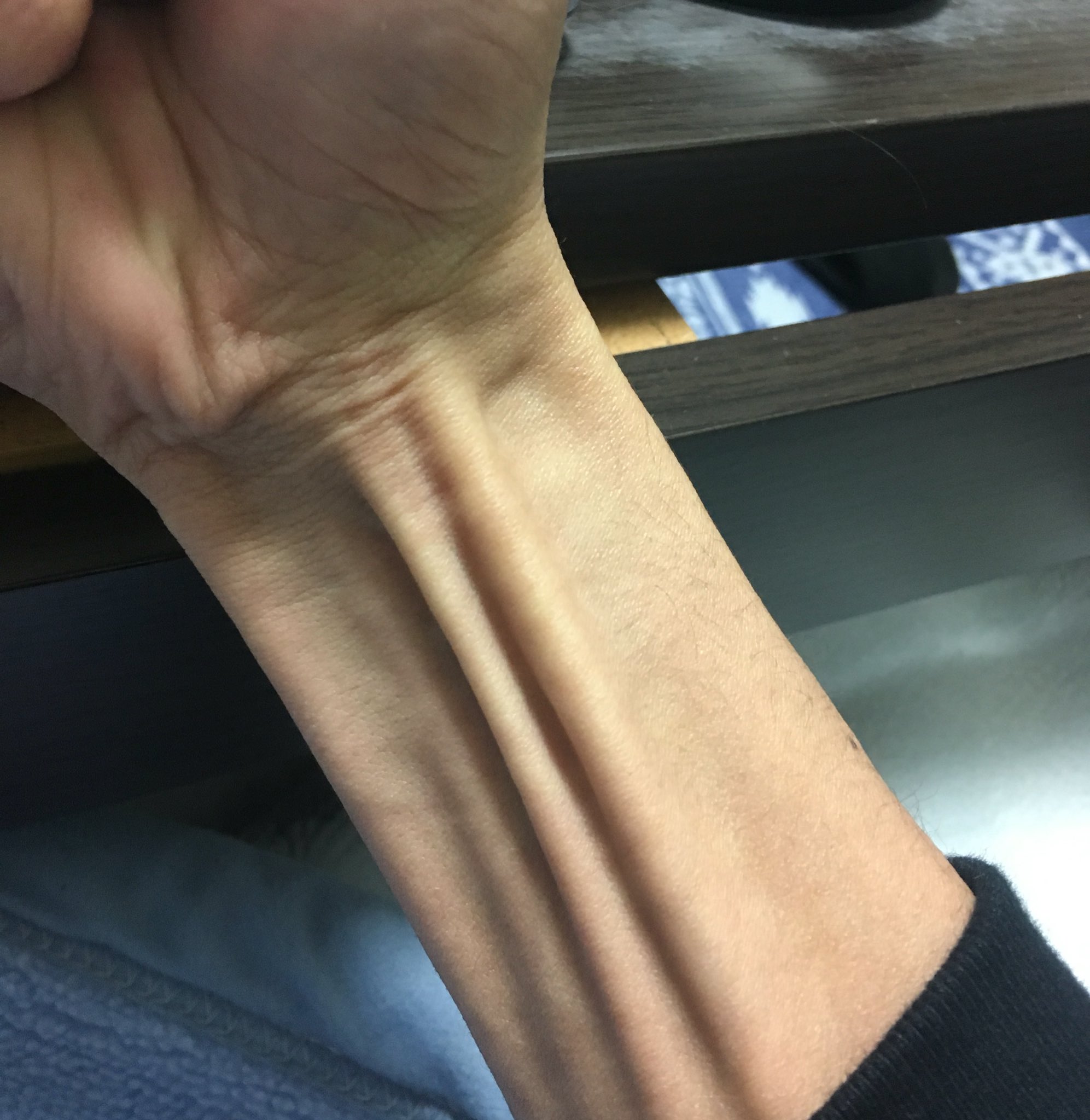 はなお おかえりトマおくん 小学校のとき 腕に力入れてこれ浮き出るとめっちゃかっこいいと思ってたんやけど同士おる Wwwwww T Co Jenbidlgwv Twitter