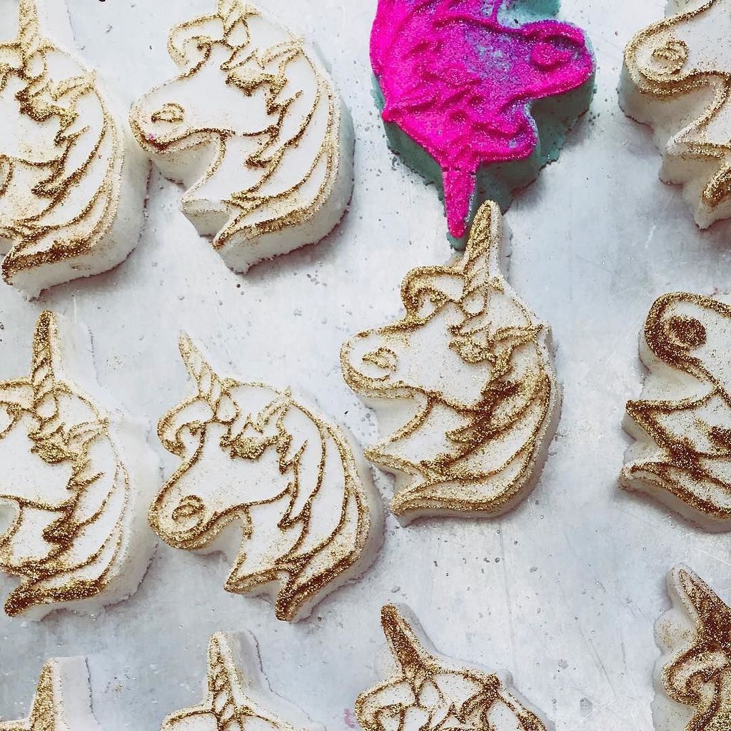 feelingsmitten's tweet photo. Just one more! #unicorn ##mermaidbathbomb #unicornbath #sparkle #gold #bathbomb #handmadebathbombs #feelingsmitten #testingkitchen #sparkleface https://t.co/Qyp27sXyuq https://t.co/2pGENqdmM6