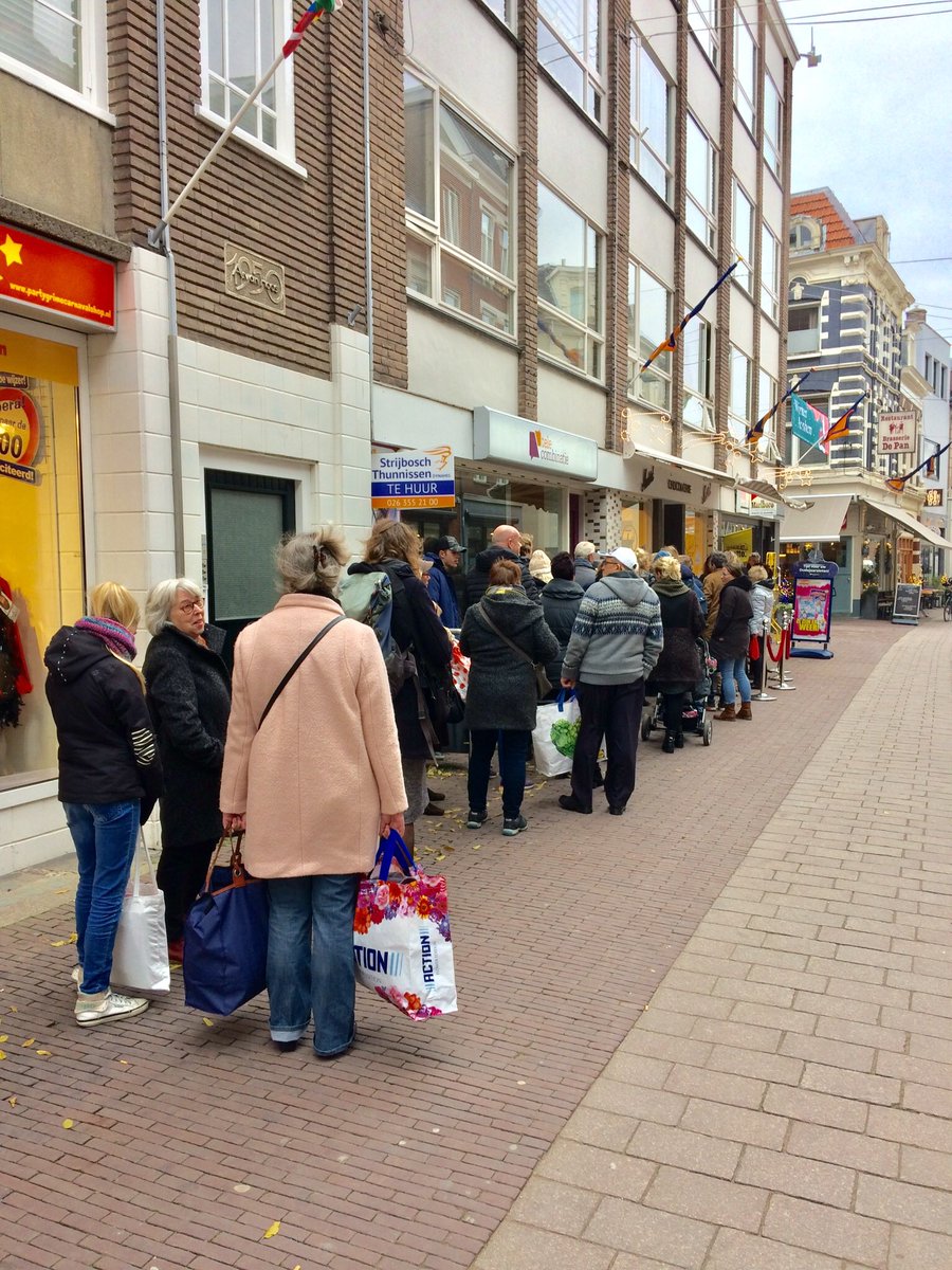 Astroink's tweet image. Jaarlijkse samenscholing bij Mousset in de Koningsstraat 😏#6december #crowcontrol