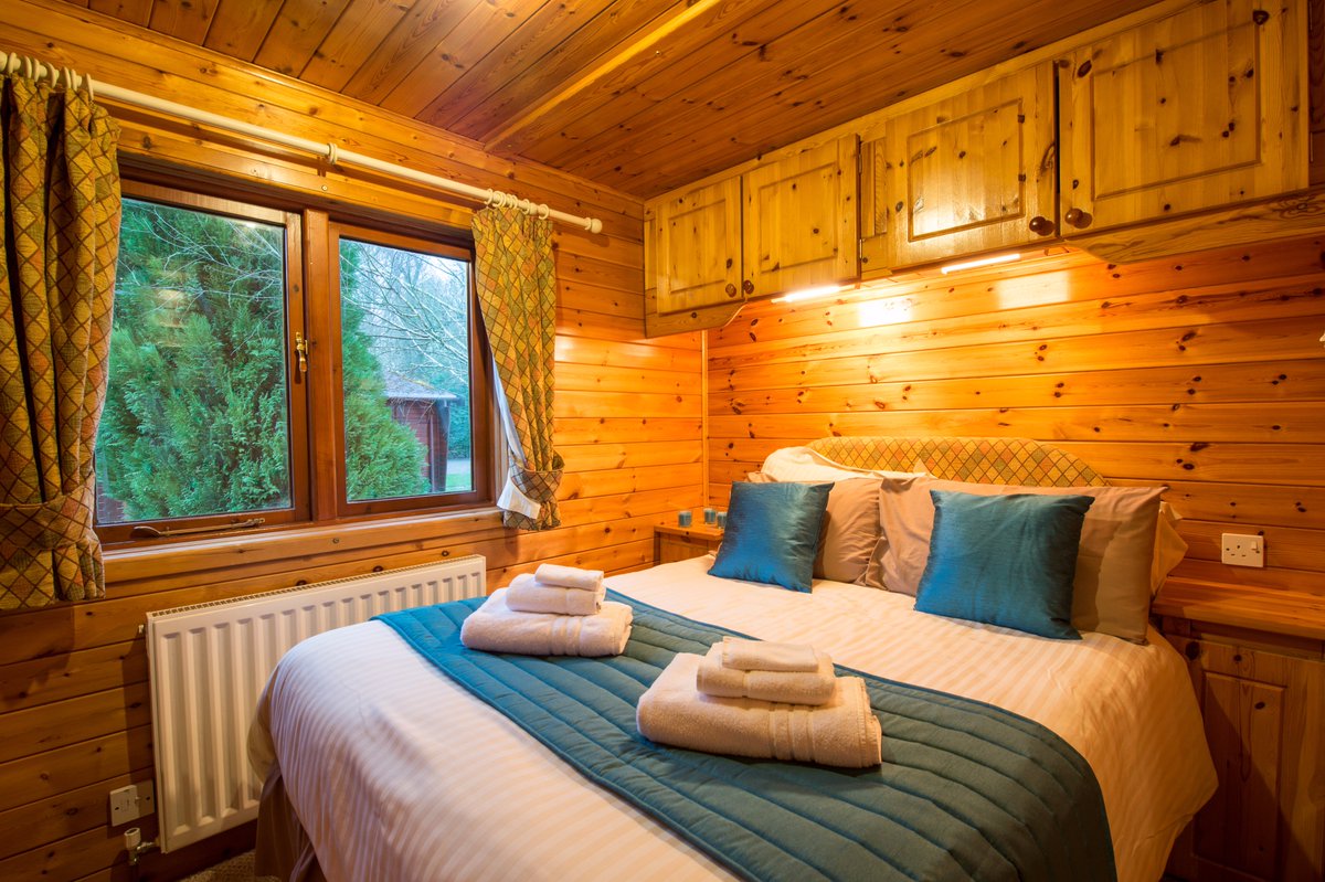 PoolsAshlea's tweet photo. #christmasatashleapools #lodge #hottub #lakeview #fishing #turkey #availablebookings #callnow #wood #christmastree https://t.co/5xotLI2wlr