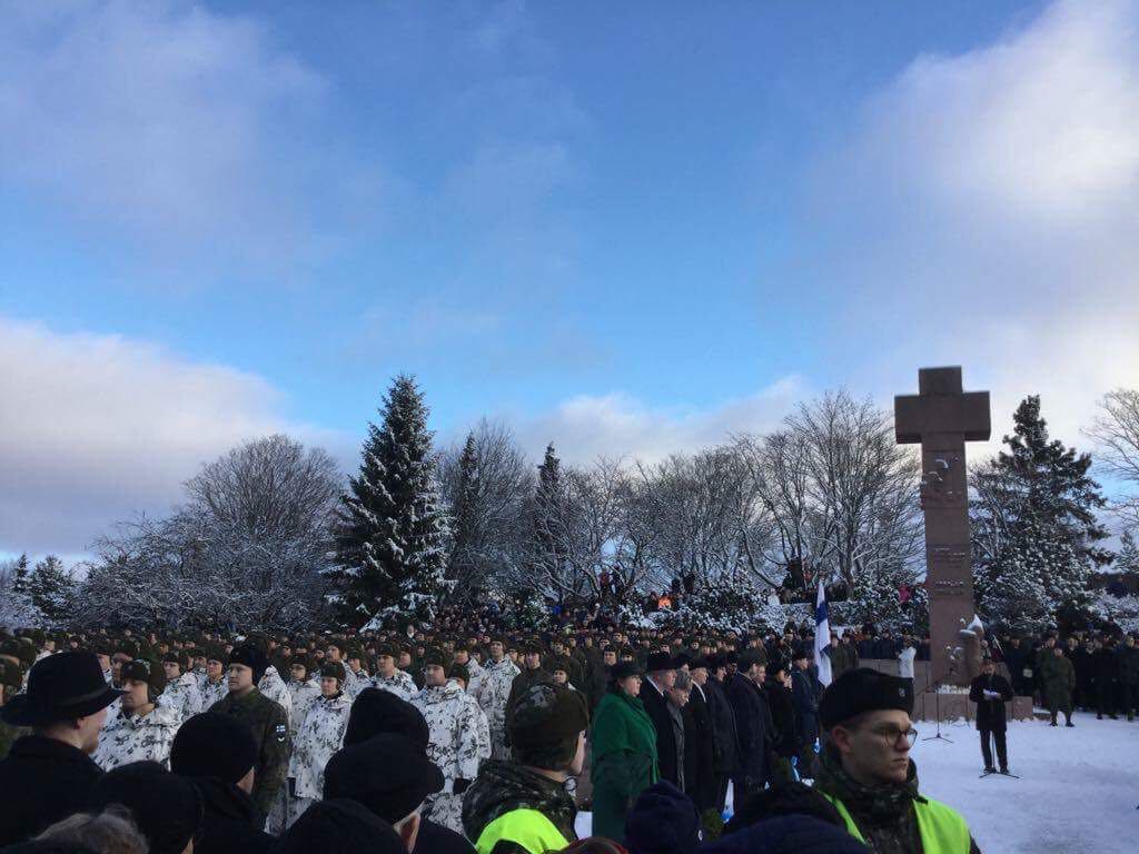 Tamperekaupunki's tweet photo. Sankka joukko tamperelaisia kunnioitti sankarivainajia Kalevankankaan hautausmaalla seppeleenlaskussa ja kunniavartiossa, samoin pormestari @LauriLyly puheessaan. Kiitos itsenäisestä Suomesta. #suomi100 #suomi100tampere #Tampere https://t.co/qQ5eO5fG4R
