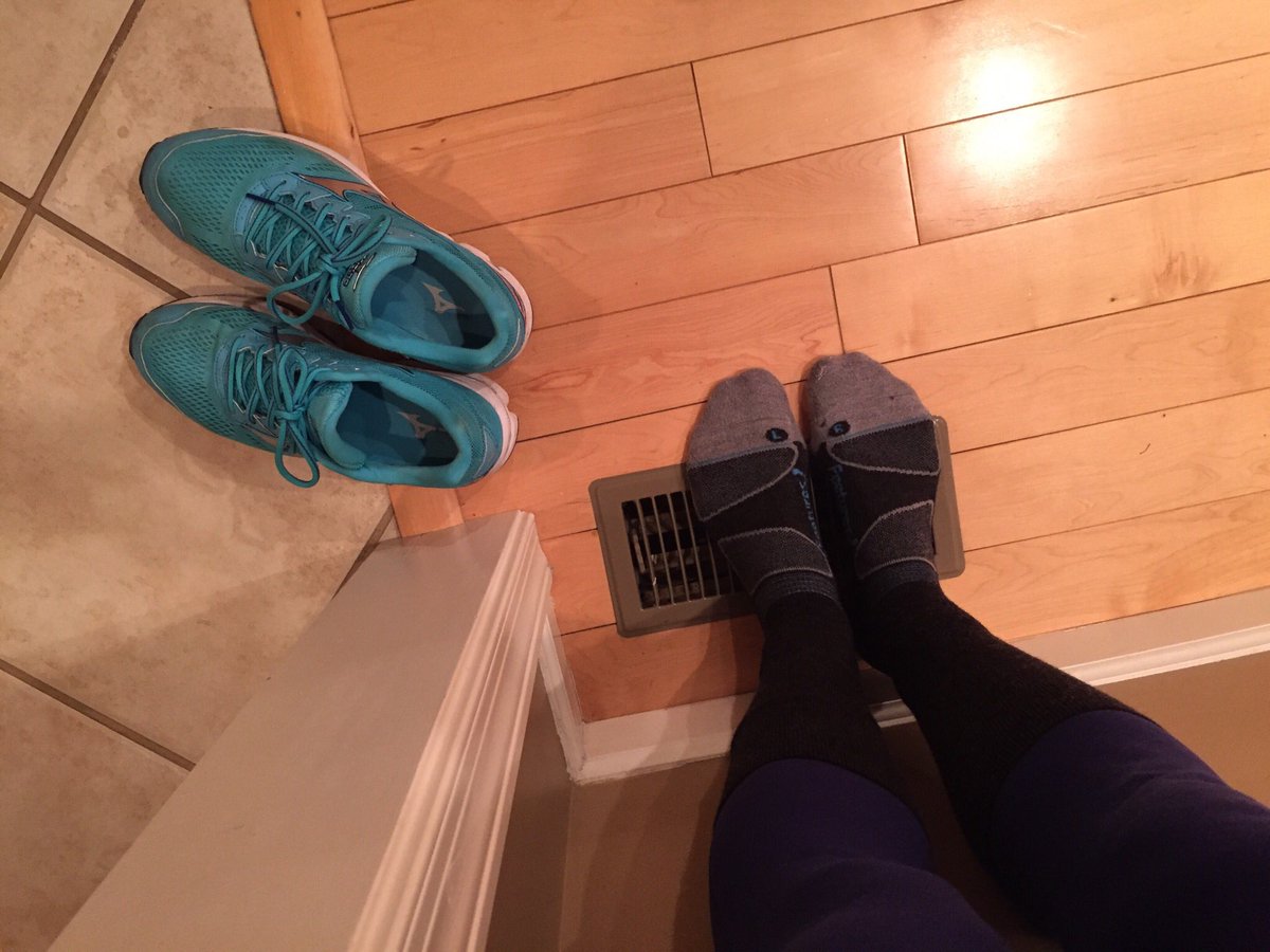 RunEatBeHappy's tweet photo. โTis the season for post run vent standing. #Brrr #yearlongrunner #keywesthalf @MizunoRunning @Feetures @Athleta @KeyWestHalf https://t.co/83IsnSUqGm