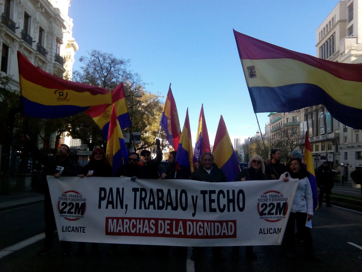 Marchas22M_ALC's tweet photo. Arranca la manifestación del #6D contra una constitución que no es de los pueblos y trabajadores #6DNadaQueCelebrar #YoVoy6D https://t.co/kQfJK8joD5
