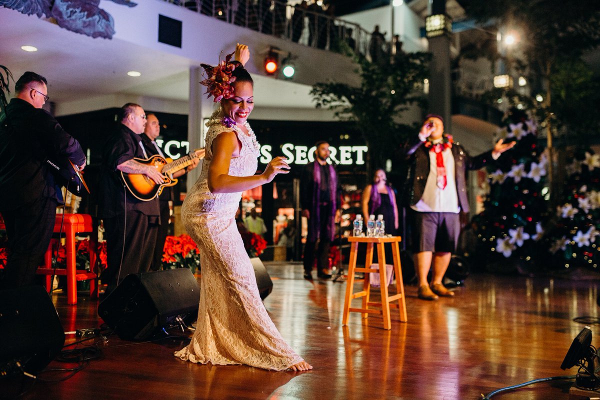 kalanipeamusic's tweet photo. Mahalo #maui for coming out to the #QKCSnowfall concert we wish you a #MerryChristmas 🎄❤️💜💚😘📸 @antonioagosto https://t.co/caELVrjy46