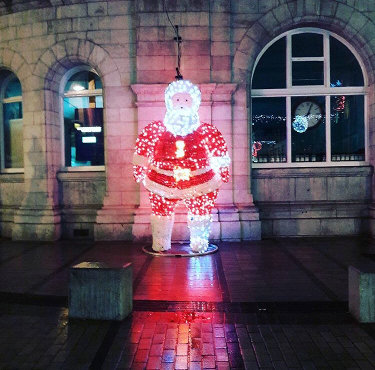 Santa 🎅 already arrived to Cork City 😉💚🇮🇪
.
#corkcity #santa #christmas #cork_daily #ireland .
📸by IG:nessmcc1 👏🏆✨