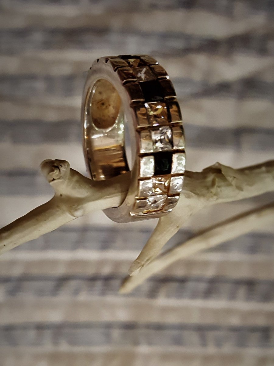 Jeweller Mary Killeen will showcase her stunning silver pieces including necklaces, earrings, rings, brooches and bracelets. Inspired by nature, many of her designs include the stunning New Zealand Paua shell. See them all at the Kinvara Christmas Market this weekend.