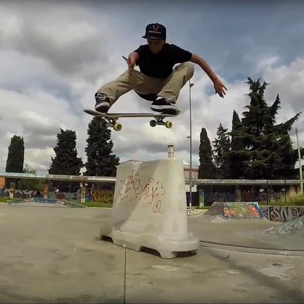 kahunashop's tweet photo. Lele Fabi (@gabriele.fabi07) (at) Cinecittà Skatepark
◌
Big ollie for a little grommy!
◌
#skate #skateboard #skateboarding #kahunashop #enjoythefamily #instask8 #sk8 #skatelife #roma #romeskateboarding #kids #kidsfashion #instalike #skatepark #skateb… https://t.co/MDfXhicPiu https://t.co/Jvoe8M5OcR