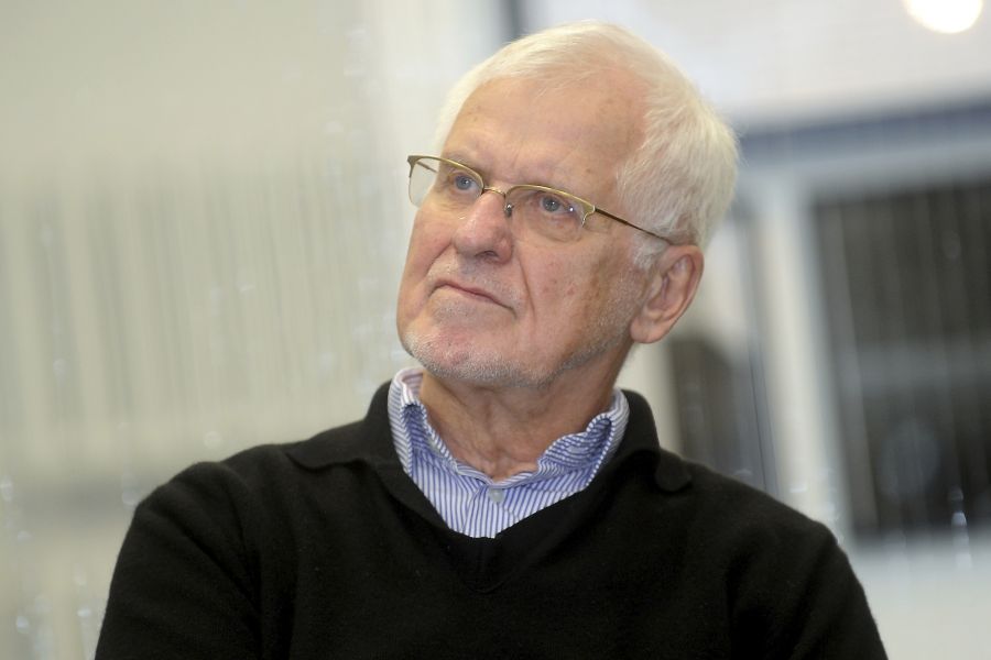 Ar dāvināšanu mēs esam "iebraukuši auzās", un atpakaļceļš nebūs viegls. #Ziemassvētki ir pārvērtušies par karikatūru. Apsēstība ar pirkšanu un dāvināšanu ir Ziemassvētku bacilis, slimība. Ja dāvināšana rada stresu, #dāvana zaudē savu sākotnējo jēgu.
#Cālītis