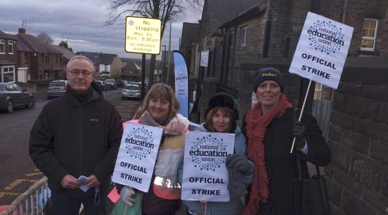 North_Current's tweet image. Teachers and parents have united today in a strike at a Crookes school over workload and management disputes: thenorthcurrent.jusweb.co.uk/2017/12/06/wes… #Sheffield