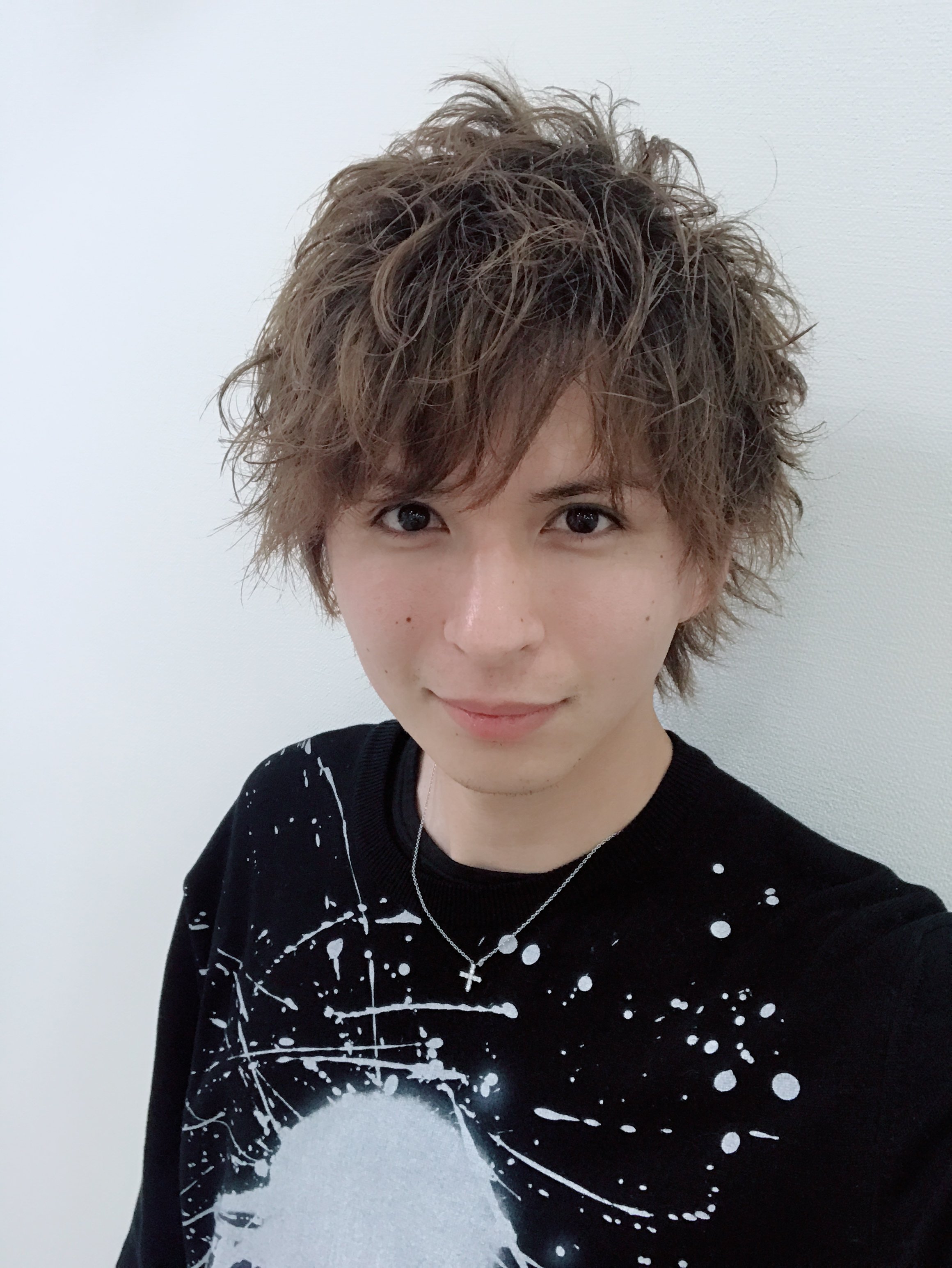 三科光平 肩につくくらいに長いミディアムが流行ってた美容学生時代 トップ短めえりあし長めのウルフが流行ってたアシスタント時代 えりあし短めマッシュが流行ってる現在 どの時代もそれ以外の髪型はダサいと言われていた 18年 それがまた変化