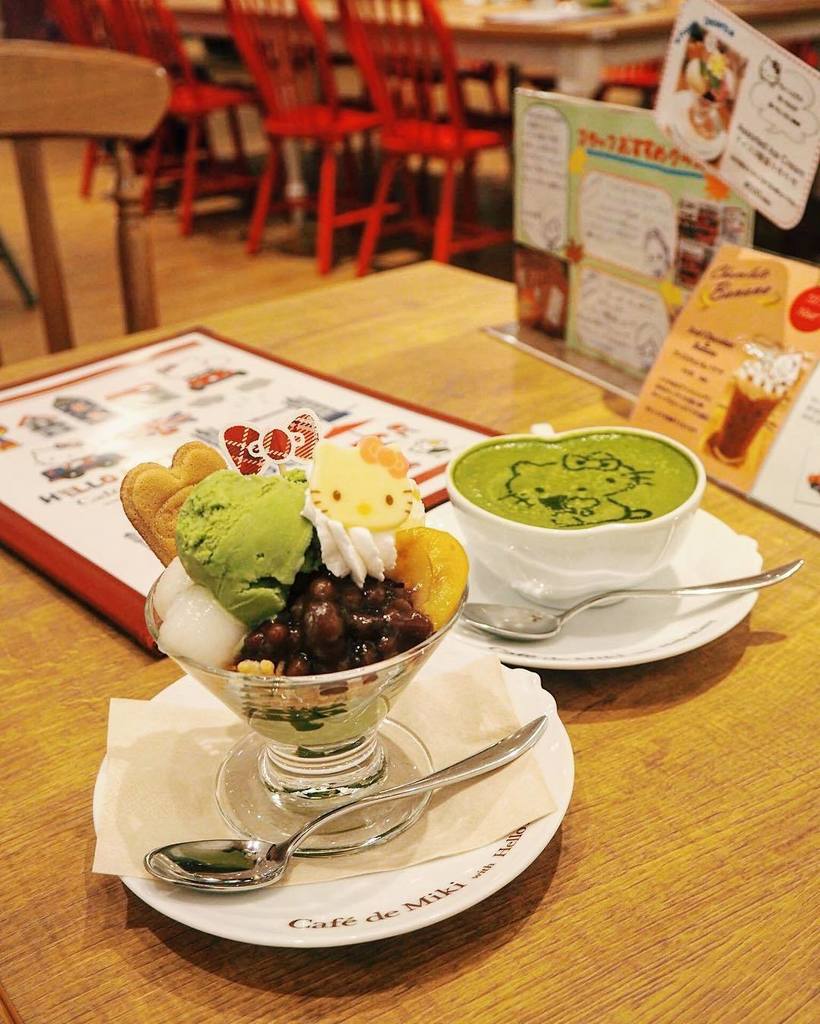 augoutdemma's tweet photo. Un petit dessert bien kawaii ça vous dit ? 😊 Souvenir du Hello Kitty Café à Obaida, pas le meilleur matcha du monde mais quelle expérience 😅 #matcha #tokyo #obaida #hellokitty #hellokittycafe #japon #foodie #japan #blogbelge #belgianblogger #blogvoya… https://t.co/idl4LrSvNM https://t.co/8vBfFB6Qlj
