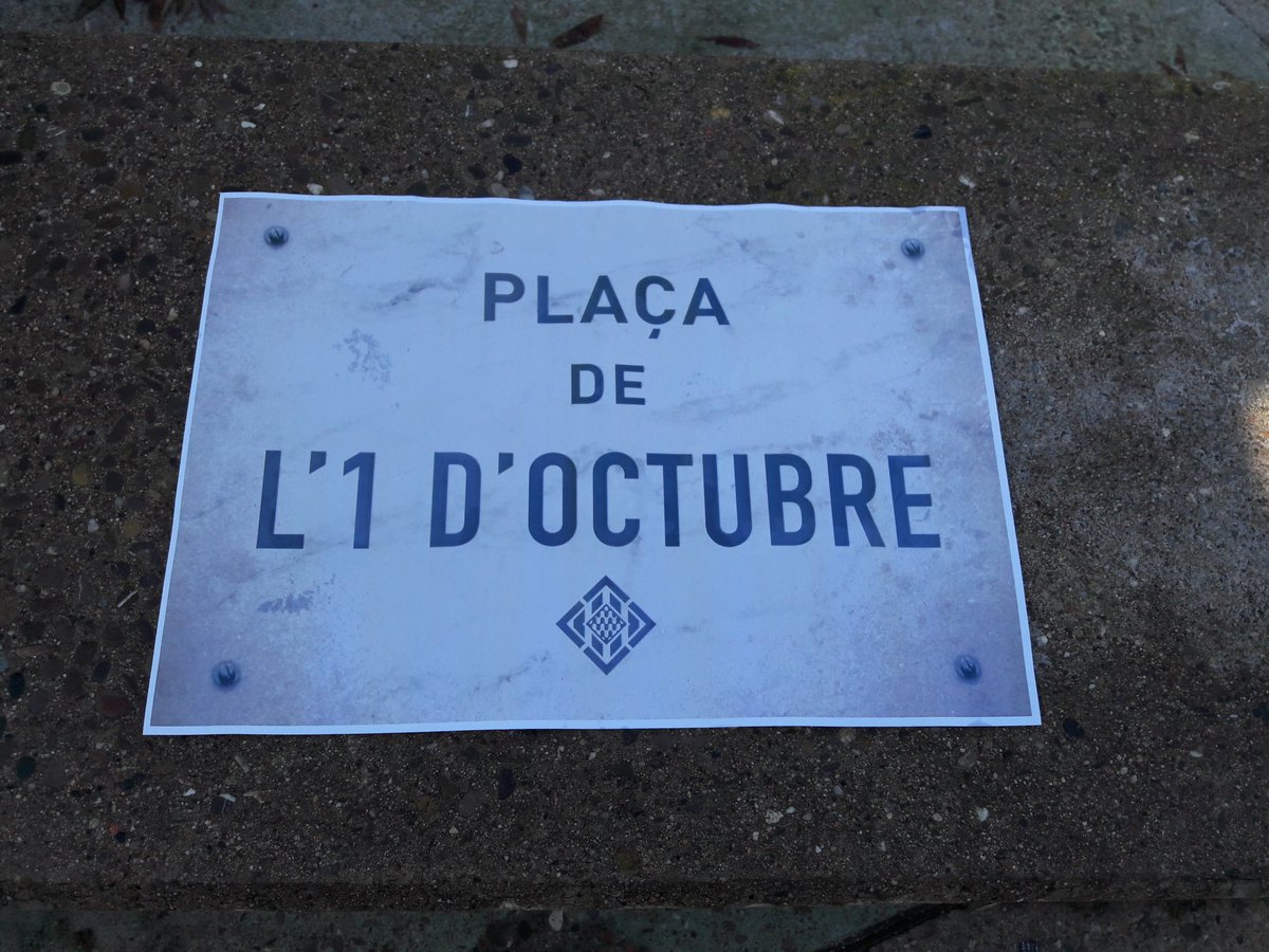 MariaMerceRoca's tweet photo. Rebatejant la pl. Constitució de Girona. A partir d'ara, és la plaça de l'1 d'octubre, en homenatge a totes les persones que van defensar les urnes! #som república! https://t.co/eyXiil6ei8