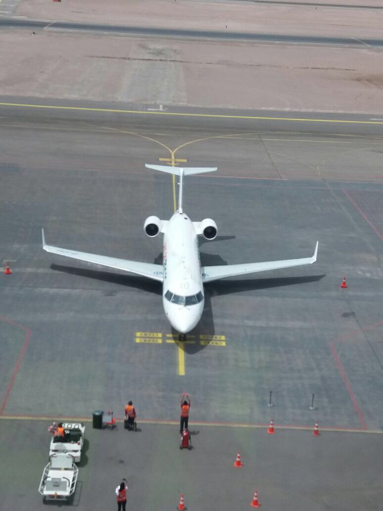 DGACChile's tweet photo. Línea aérea @AmaszsonasChile  realizó vuelo inaugural nueva ruta #Iquique/#Calama. En Aeródromo El Loa de Calama especialistas @ColegioSSEI de la @DGACChile  dieron la bienvenida con el tradicional Arco de Agua. https://t.co/FAHWRexh9Z