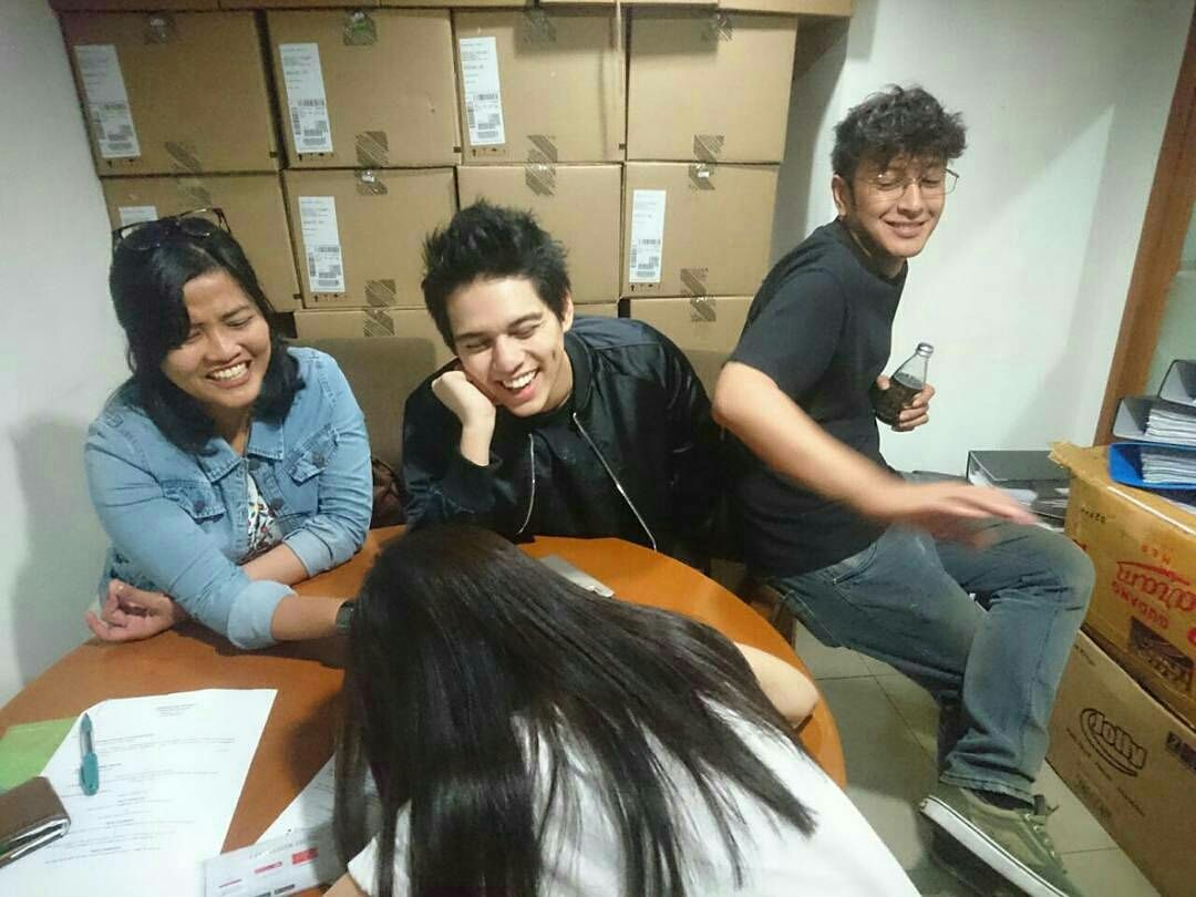 MagicHourID's tweet image. Taping untuk Gen Fm Surabaya,  ditunggu ya jadwal siarnya.  Pasti penasaran kan apa aja yang dibahas! @iflixID #MagicHourSeries