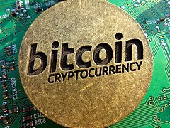 Alors que la  valeur de Bitcoin augmente, de nombreuses personnalités s'inquiètent de  l'importance de la crypto-monnaie et de l'éclatement possible d'une  bulle financière. icd-fiduciaries.com/actualites/201…