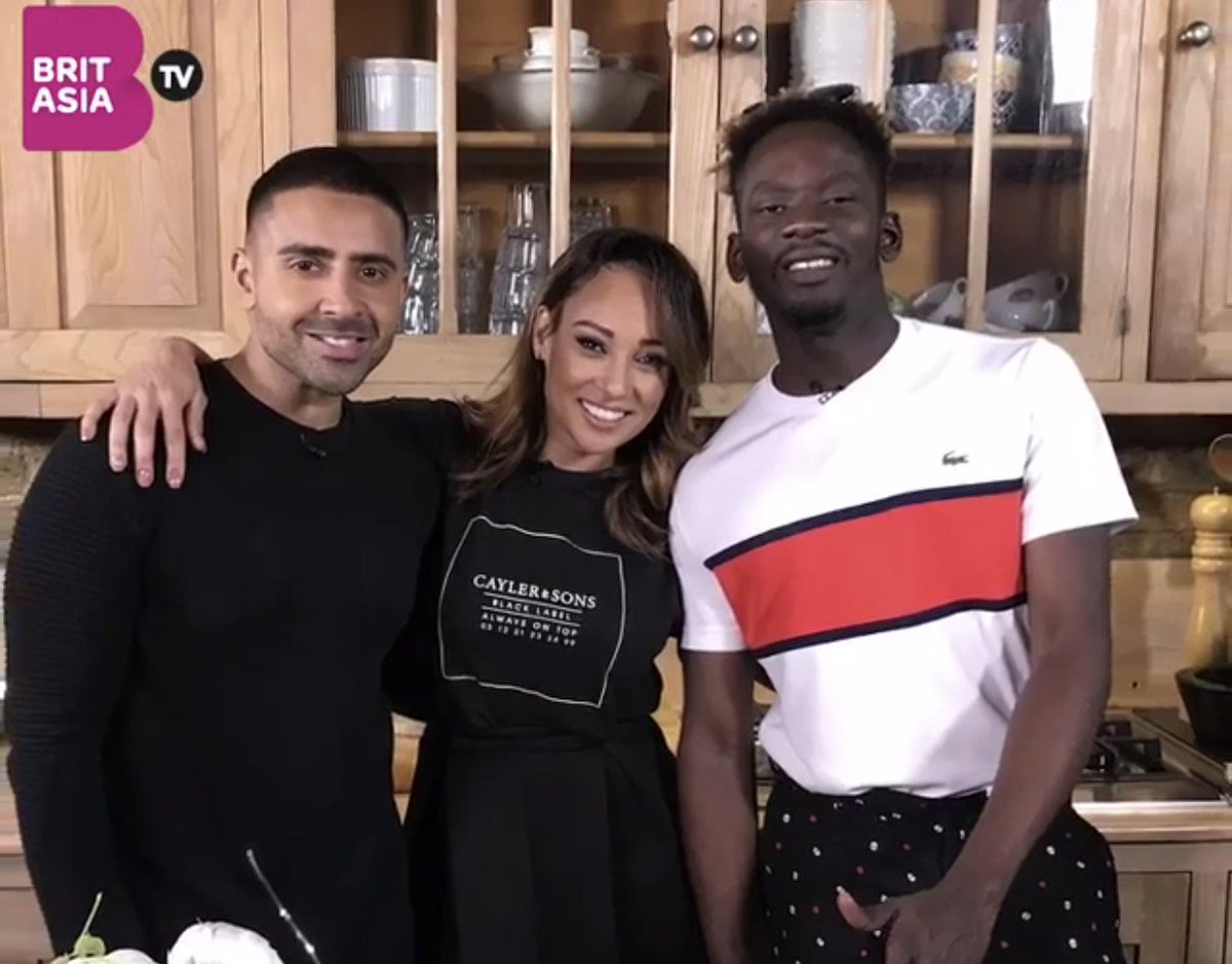 AsiansInMusic's tweet photo. We like the smell of what’s cooking at @BritAsiaTV 🍳 #Certified is a new show launching soon hosted by @Lisamaffiauk which puts urban music stars to the test in the kitchen! Here’s a few BTS pics of @jaysean @ArjunArtist @MumzyStranger @steelbanglez @jernade &amp; more! 🔥🙌🏽 https://t.co/SIwCV3jqxj