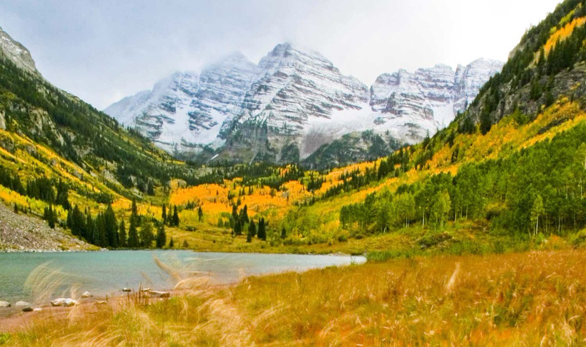 places_of_earth's tweet photo. Maroon Bells, Colorado 😍⛰🍂 https://t.co/cDIr11iPvo