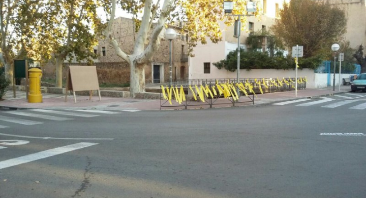 El groc MAI serà el color de la #ConstitucionEspanola perquè,fins i tot tenint-lo a la bandera, el veten #CDRenXarxa #cdr