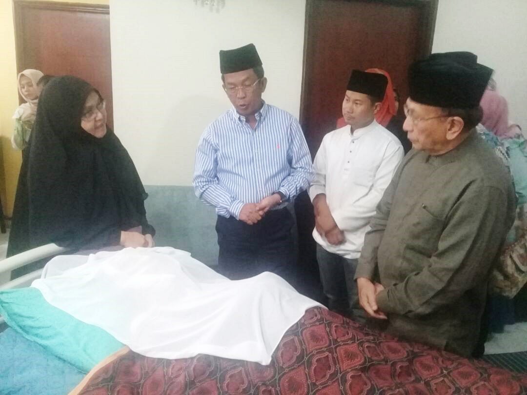 Bernama On Twitter Penasihat Sosio Budaya Kerajaan Malaysia Drraisyatim Ketua Penerangan Umno N Sembilan Datuk Jalaluddin Alias Hadir Menziarahi Jenazah Datuk Zainudin Ismail Https T Co Euxfiaf9aq