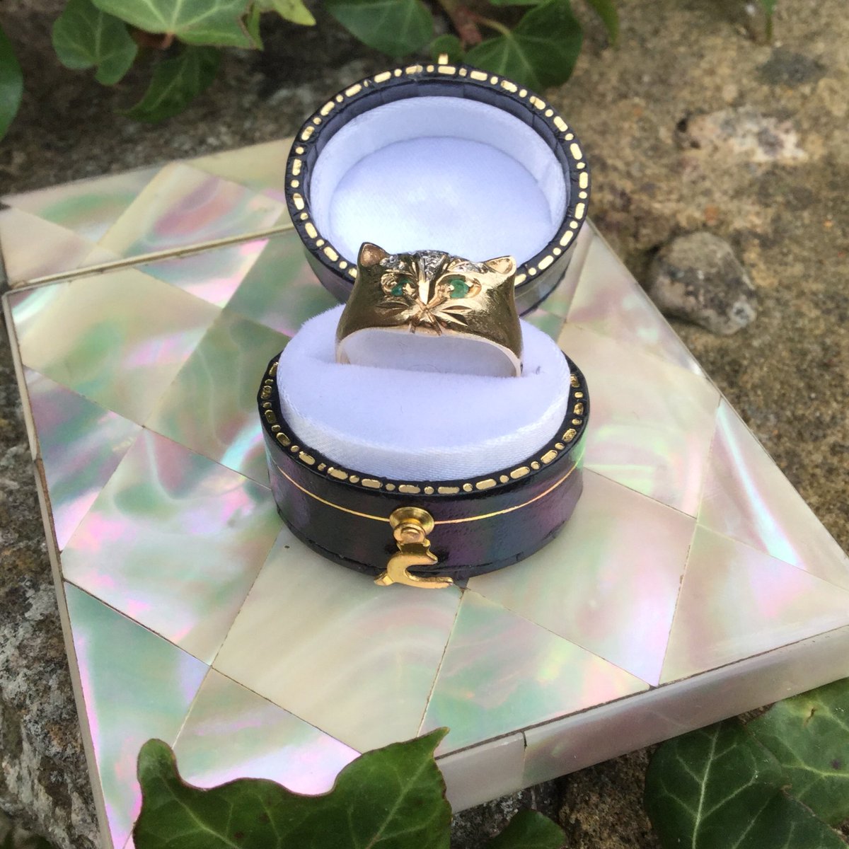 LisaMarieFranks's tweet photo. New Stock Arriving Daily @MelkshamArcade #antiques #silver #silverframes #soldier #mop #goldcatring #jewellery #miniatures #telescope #melkshamarcade #newstock #salvagehunters https://t.co/wwftAUYRBL
