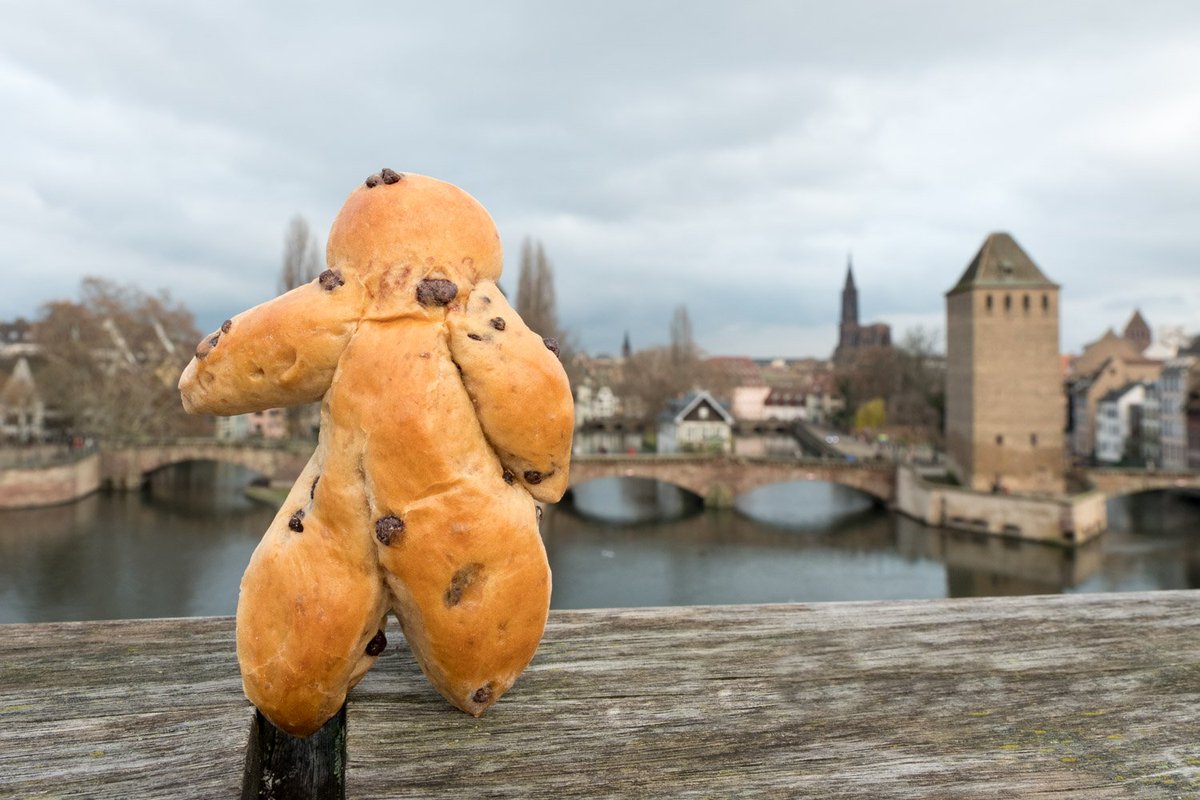 toutelalsace's tweet photo. #MonDepartementATable C'est la Saint-Nicolas aujourd'hui et qui dit St-Nicolas en Alsace dit : Mannele ! Le notre s'est promené dans #Strasbourg ! 😎#miam #concours https://t.co/nE1z7qjPFv